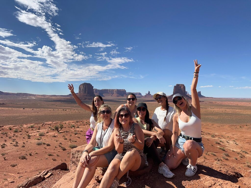 Grupo reducido de viajeros compartiendo una experiencia de viaje cuidada